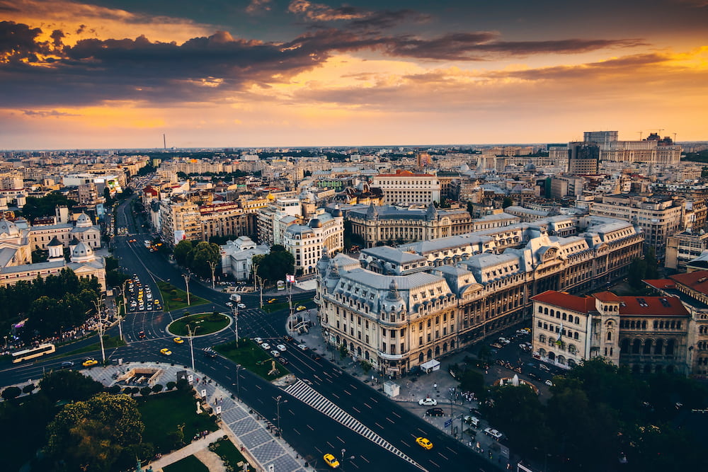 Vedere București de sus în timpul răsăritului de vară