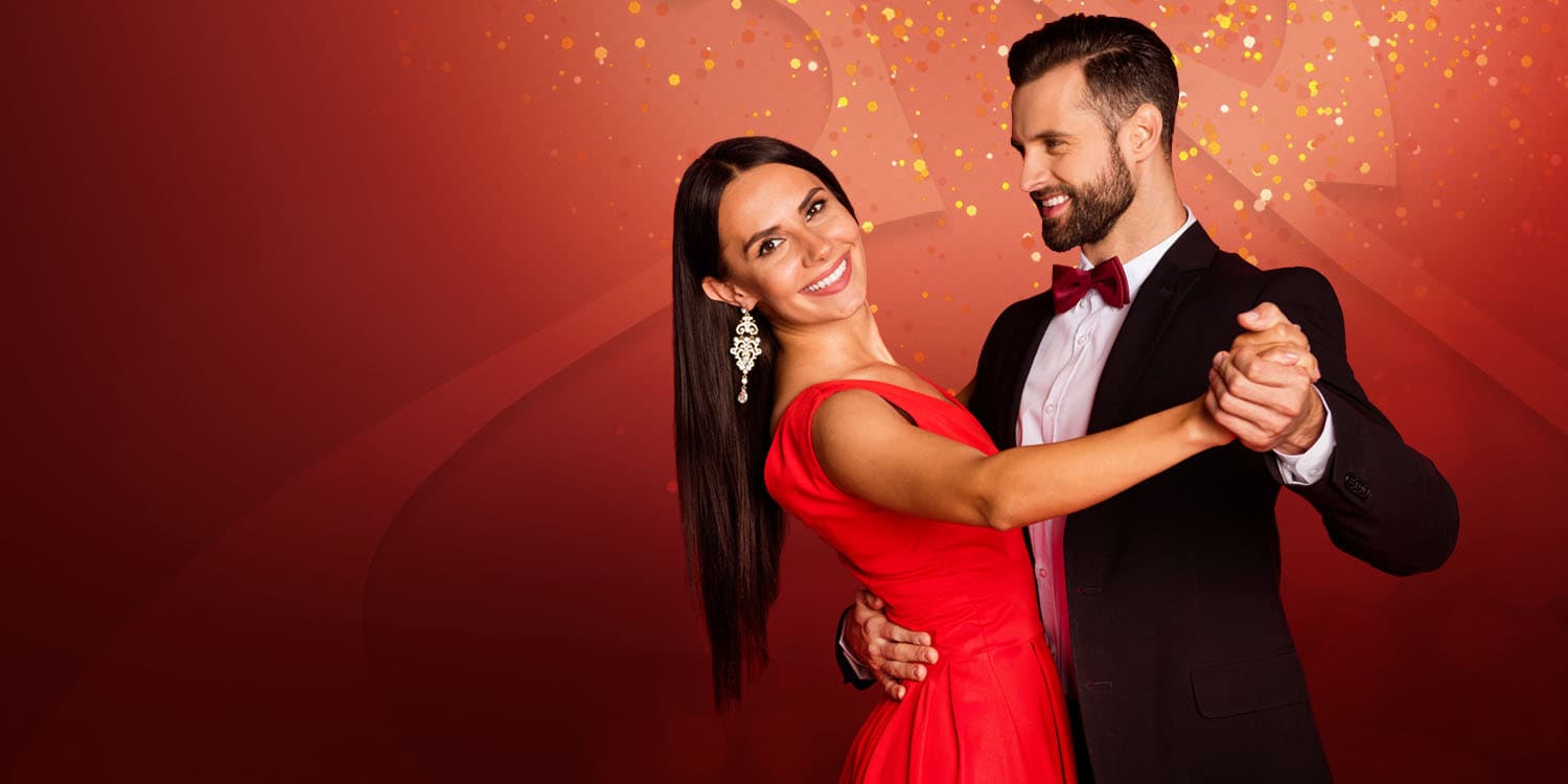 Cuplu tânăr dansând împreună toamna