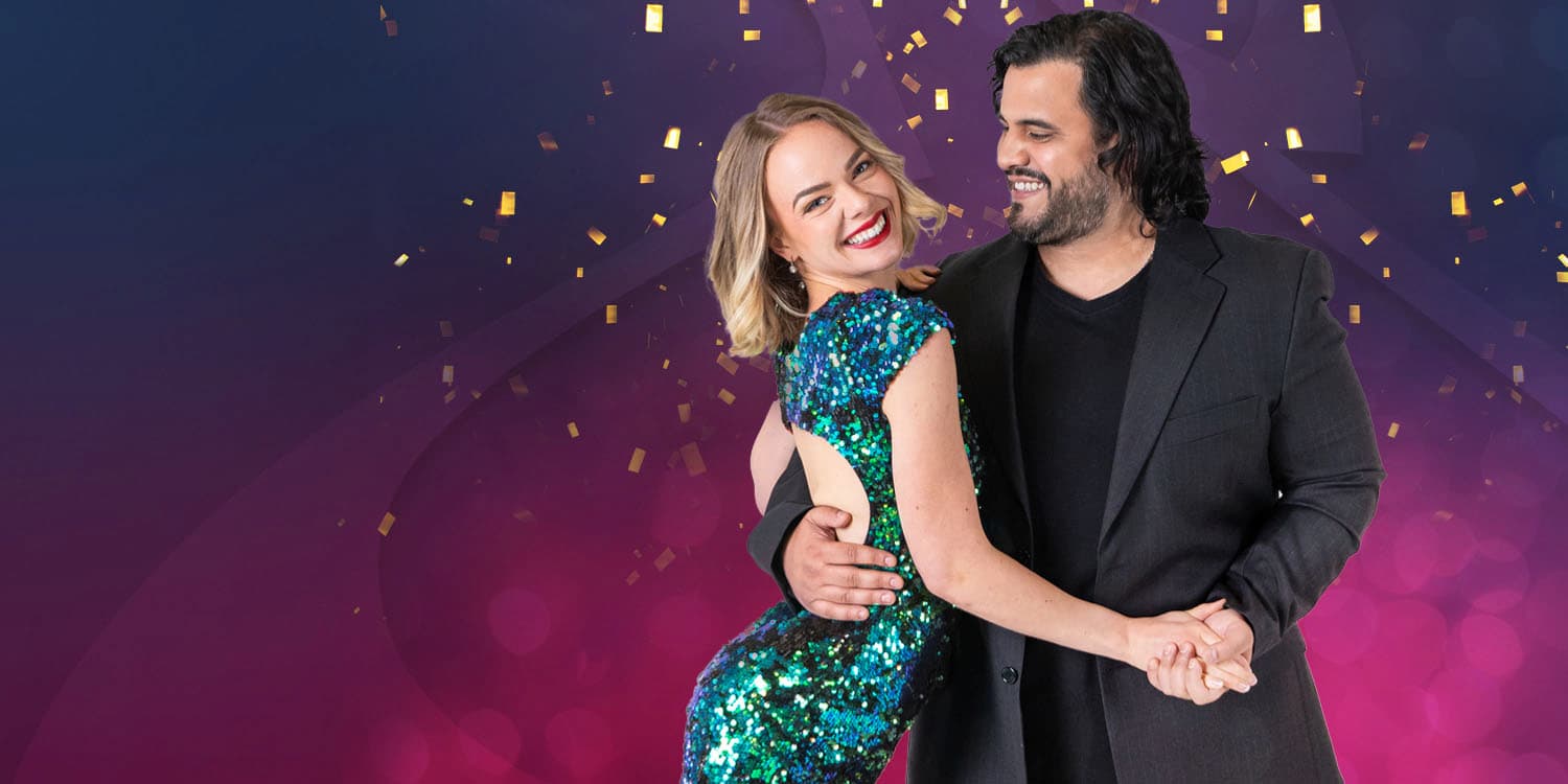 Cuplu tânăr dansând împreună toamna