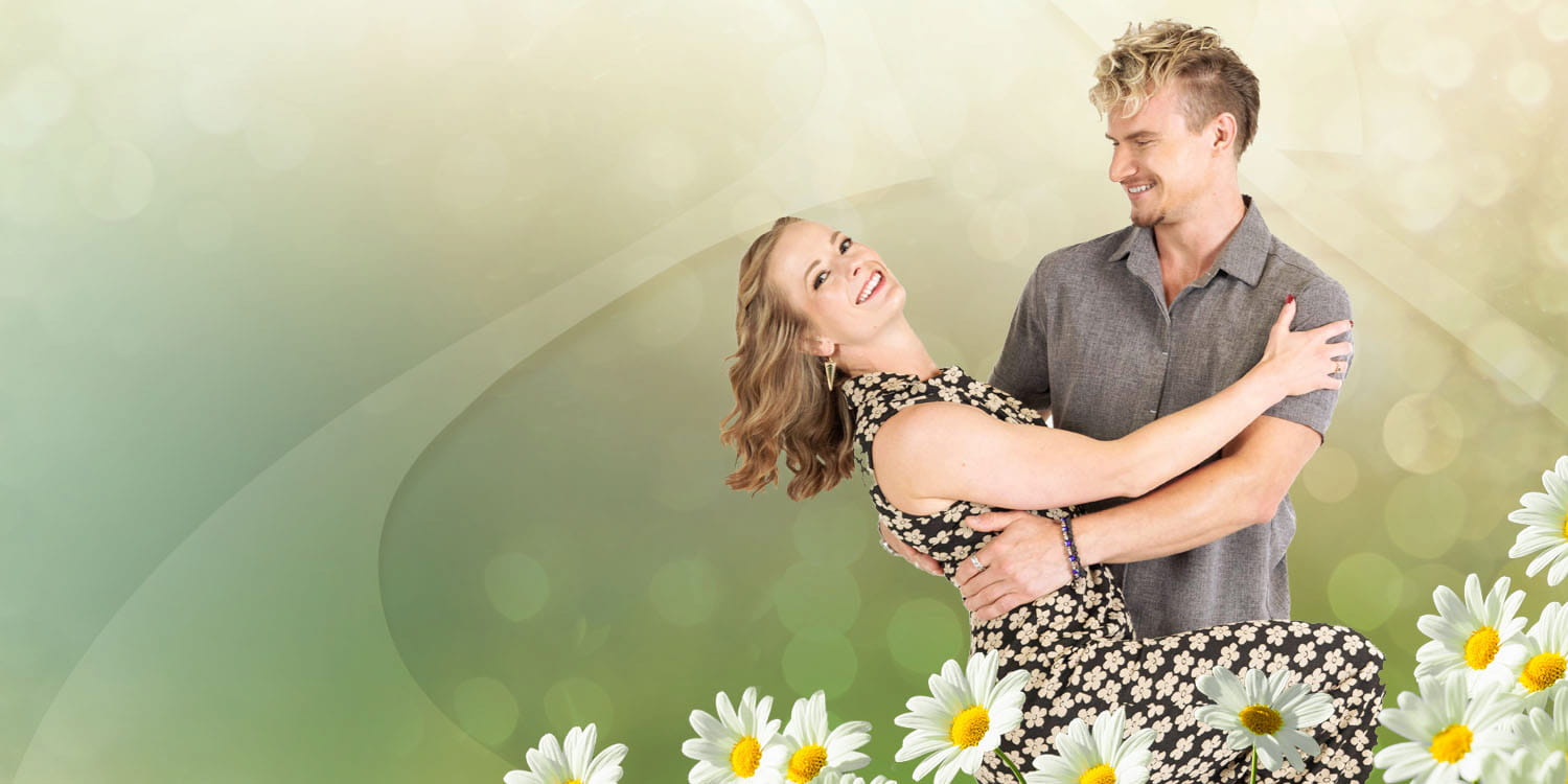 Cuplu tânăr dansând primăvara